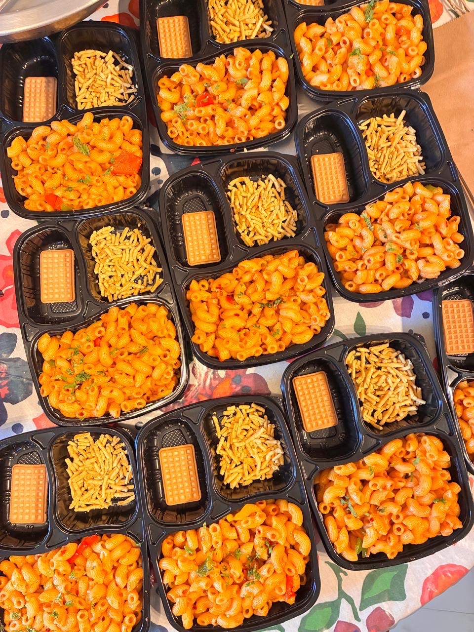 Fresh macaroni meal boxes prepared by Mom's Delight